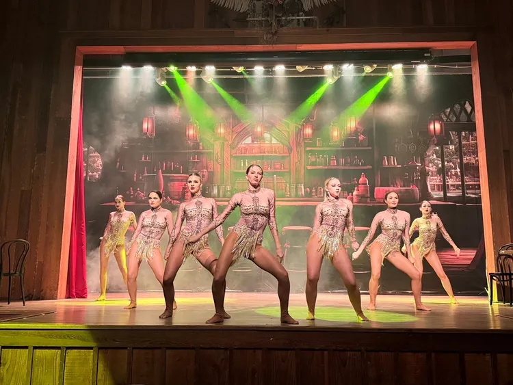 六福村牛排館全新登場的開放式舞台劇表演。六福村提供