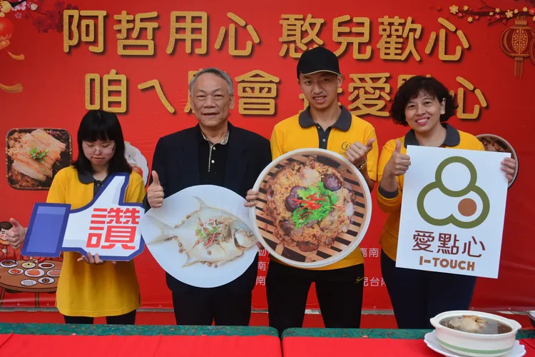 喜憨兒基金會共同創辦人蘇國禎(左2)宣傳自家庇護工場年菜。翻攝畫面