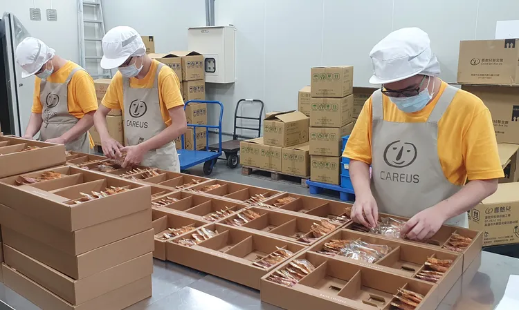 基金會給憨兒們工作擁有一技之長。翻攝畫面