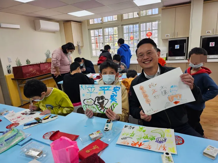 小朋友同蘇俊賓分享畫作。桃園市府提供