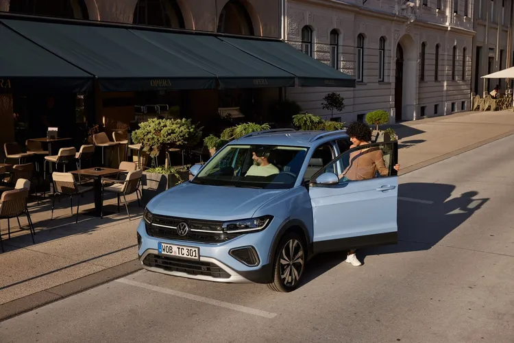 T-Cross在230 TSI Tech 以上車型標配IQ.LIGHT 智慧燈組-LED Matrix矩陣式頭燈。原廠照片