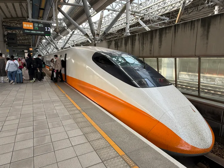 高鐵臨時停車。讀者提供