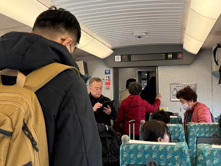 高鐵臨時停車。讀者提供