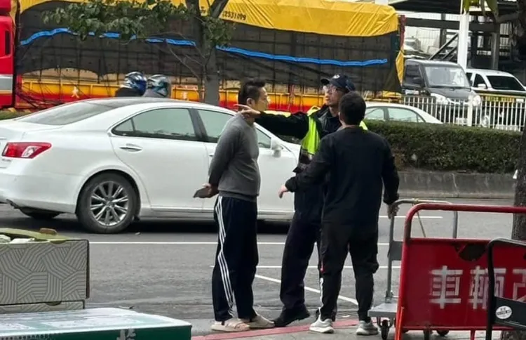 民眾拍下徐乃麟被開單後疑似與警方爭執。翻攝自爆料公社二社
