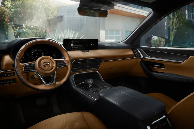 內裝設計突顯豪華與實用性，雙12.3吋高解析顯示幕提供清晰資訊顯示，真皮座椅與多向電動調整功能讓駕乘體驗更為舒適。原廠照片