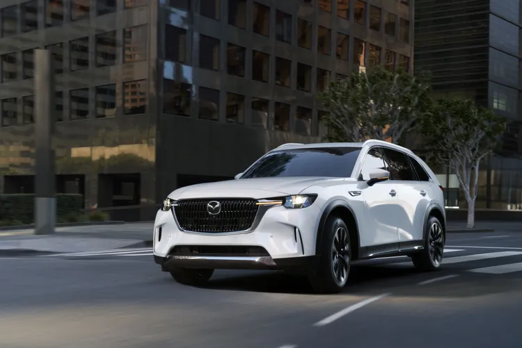 於2025年2月底前入主正25年式CX-90 33T AWD Premium以上高階車型，免費升級支援大型前擋投影式全彩HUD速限提醒輔助，以及進階衛星導航系統。原廠照片