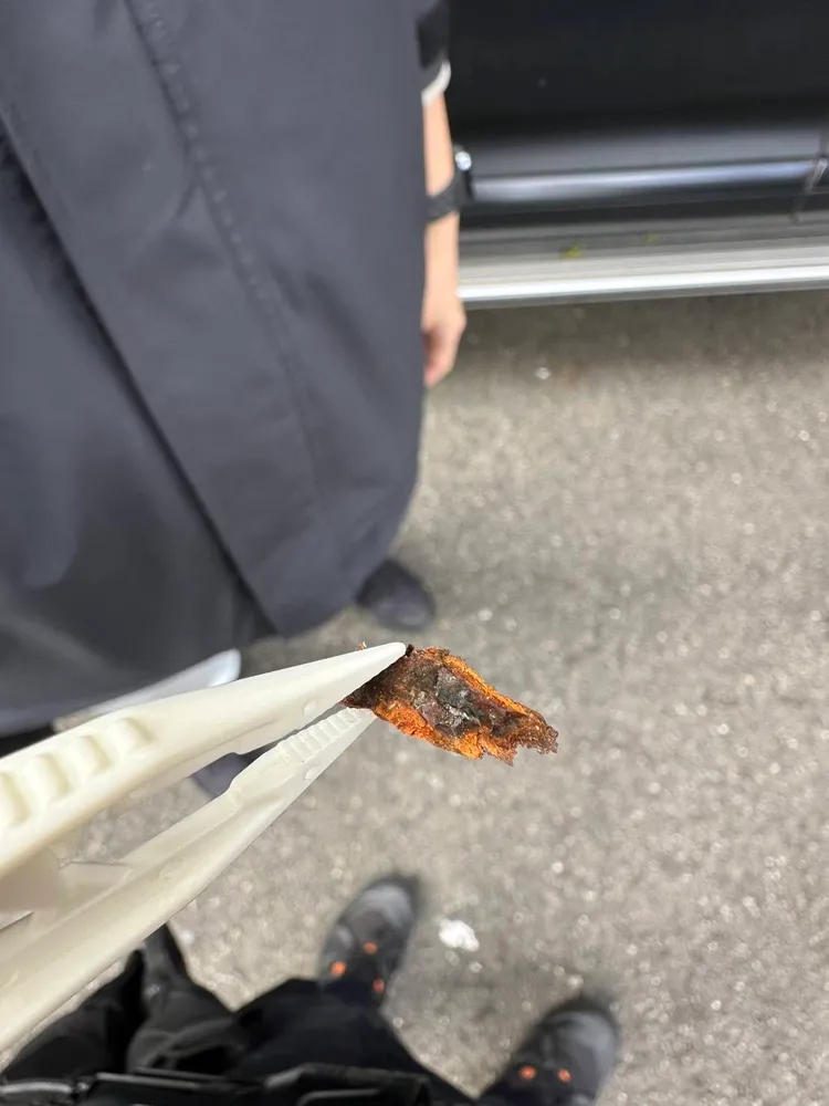 現場拾獲鞭炮爆炸後碎屑。翻攝畫面