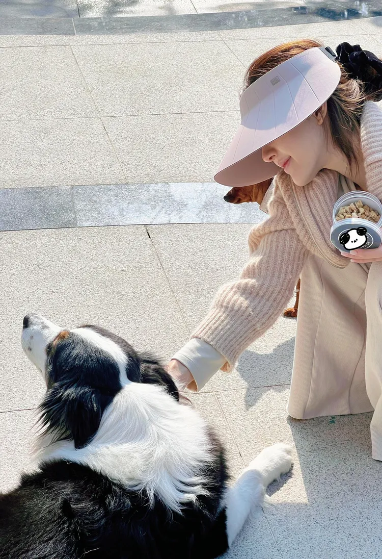趙露思餵狗狗吃東西。翻攝趙露思小紅書