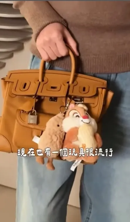 關穎包包相當吸睛。翻攝關穎IG