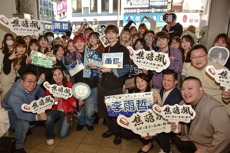 《原子少年2》雨哲、小潘當一日店長魅力無法擋。焦糖楓提供