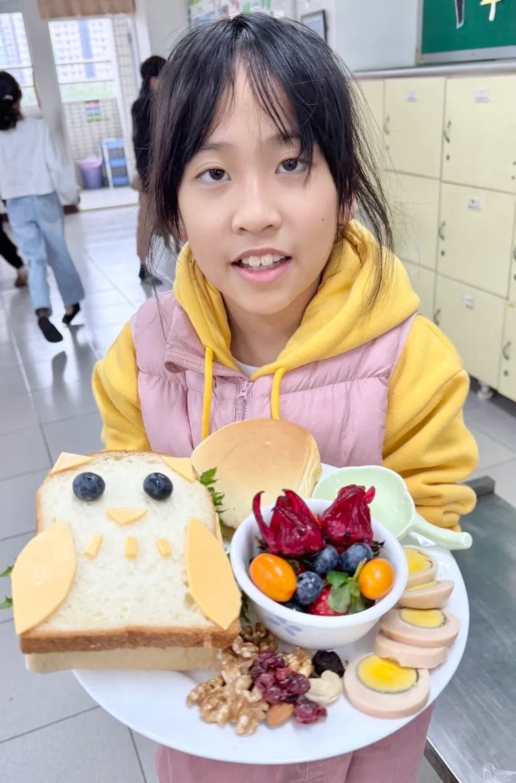 新上國小陽台種植蔬果，學生今收成，料理成健康早餐吧。教育局提供