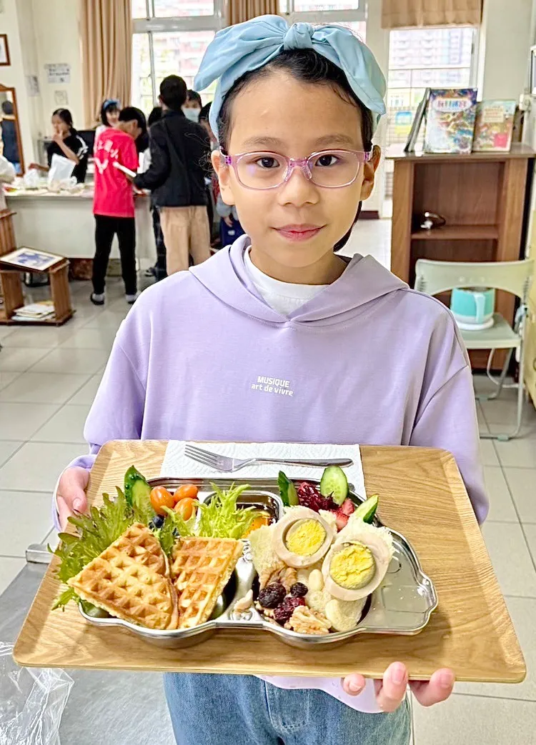 新上國小陽台種植蔬果，學生今收成，料理成健康早餐吧。教育局提供