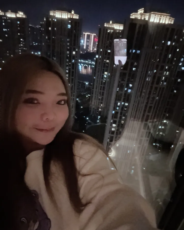 小甜甜移居中國，開箱新家，窗景相當美。翻攝小甜甜臉書