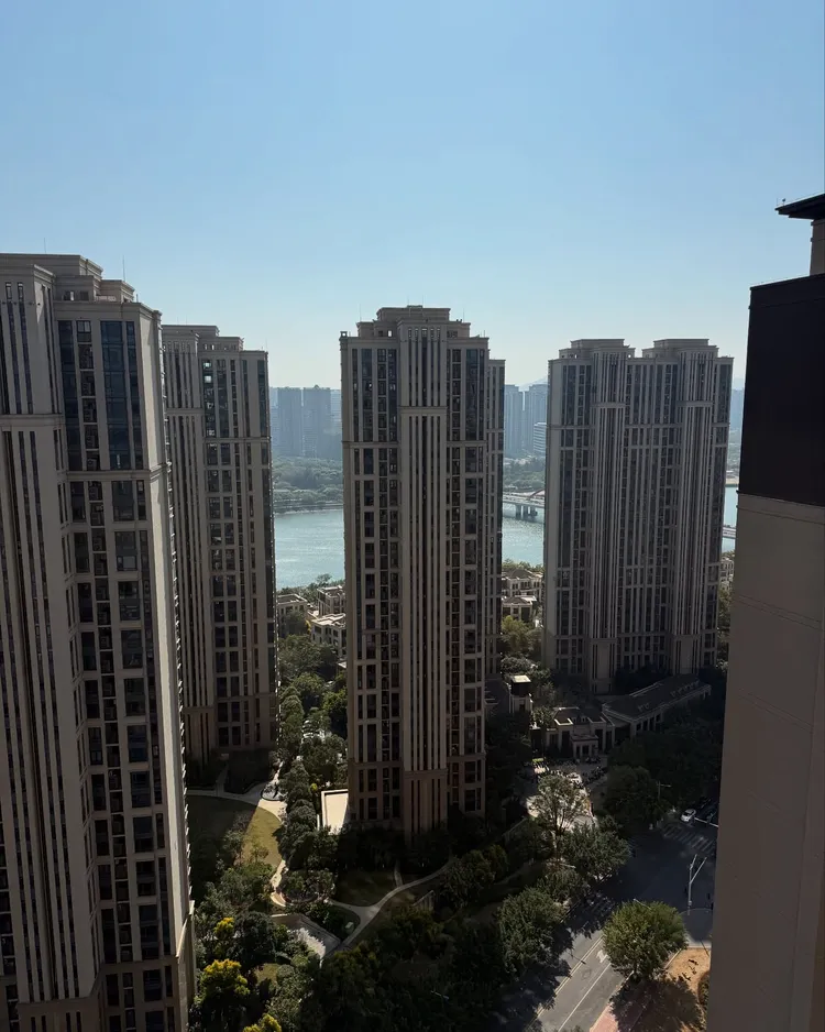 小甜甜在中國的新家，位於高樓層相當安靜，窗外可見許多大樓。翻攝小甜甜臉書