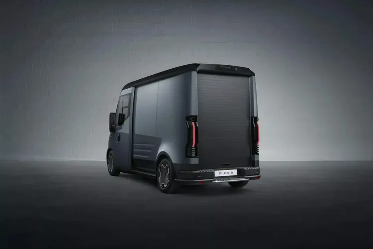 Step-in Van更搭載了歐洲市場首見的「後方百葉窗式車門」。原廠照片