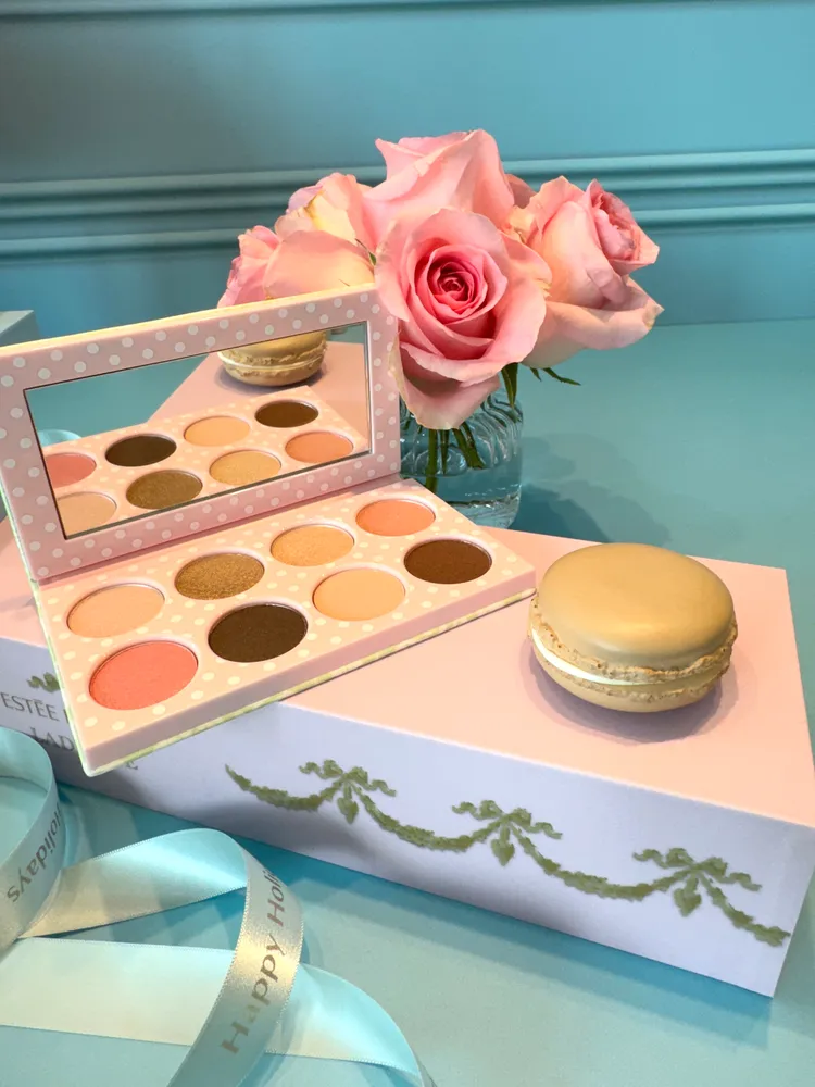 雅詩蘭黛絕對慾望訂製8色眼彩盤Ladurée聯名款，2600元。張家玲攝
