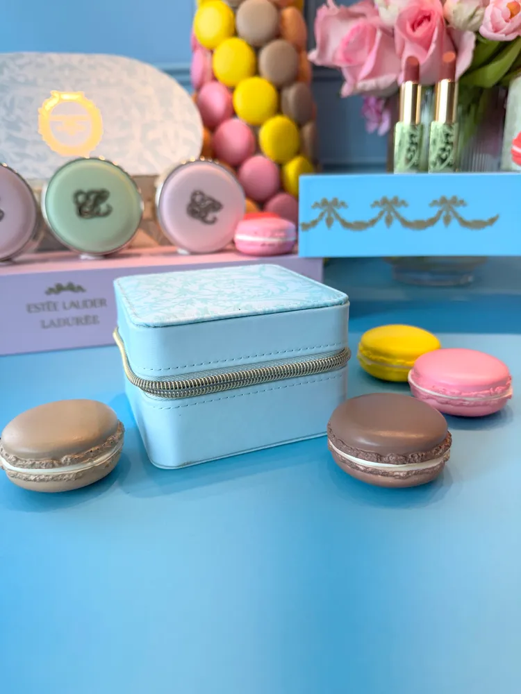 購買任二底妝就贈送Ladurée同款設計「開心果花漾首飾盒」。張家玲攝