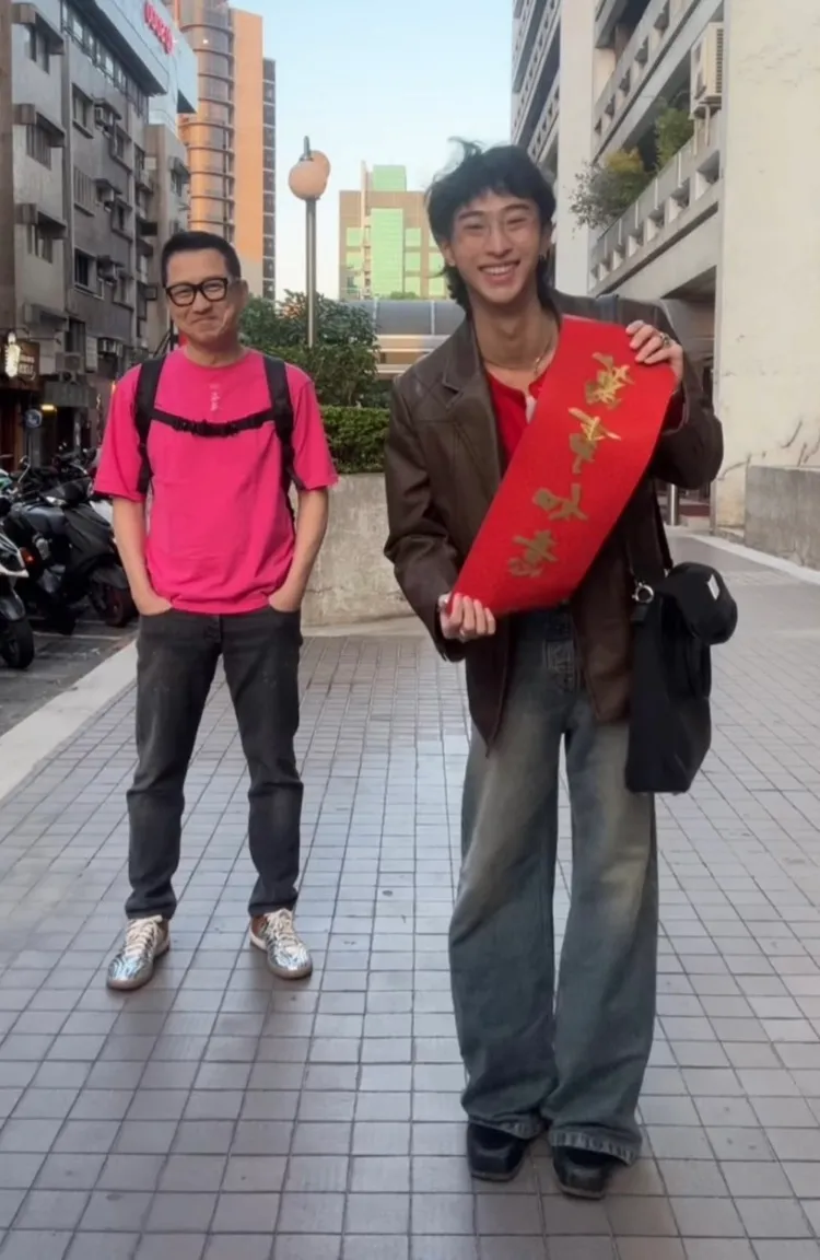 小哈利（右）教老爸拜年。圖／翻攝IG