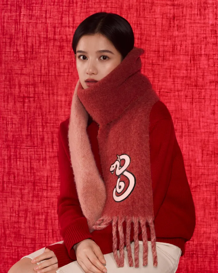 張婧儀以印有蛇形圖樣的紅色圍巾點綴穿搭。品牌提供
