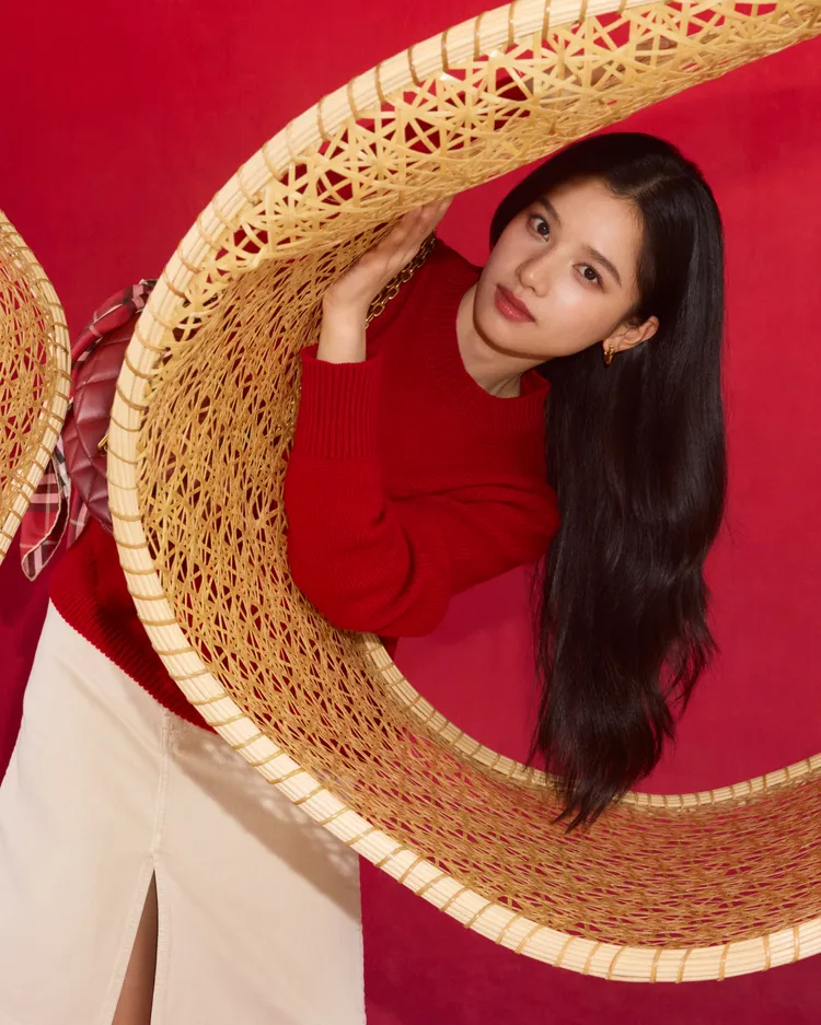 張婧儀拍攝BURBERRY 2025新春系列形象視覺。品牌提供