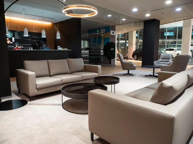 Audi新莊展示中心寬敞明亮的休憩區讓每位訪客都能感受到賓至如歸的舒適。業者提供