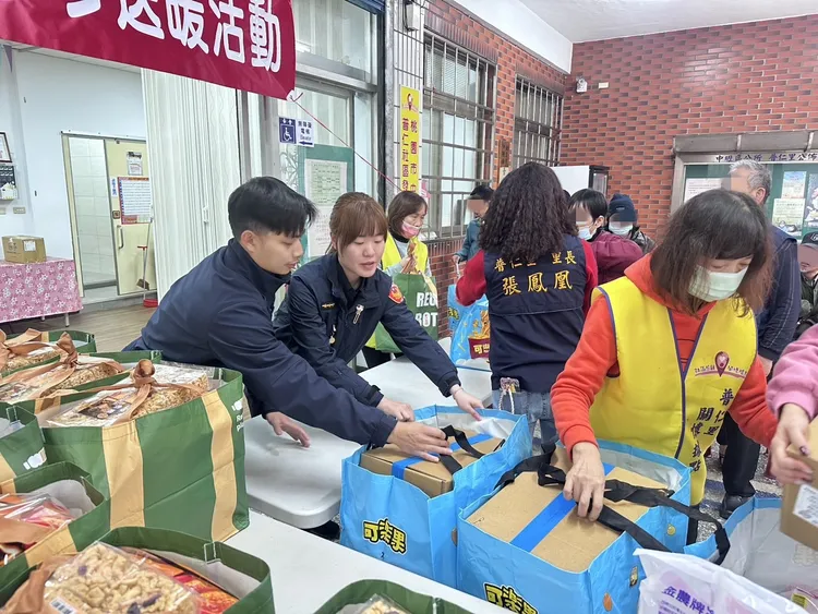 普仁派出所在里民活動中心發送物資。中壢警分局提供