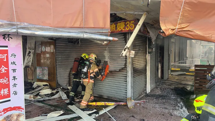 警消到場半小時內撲滅火勢，所幸無人傷亡。民眾提供