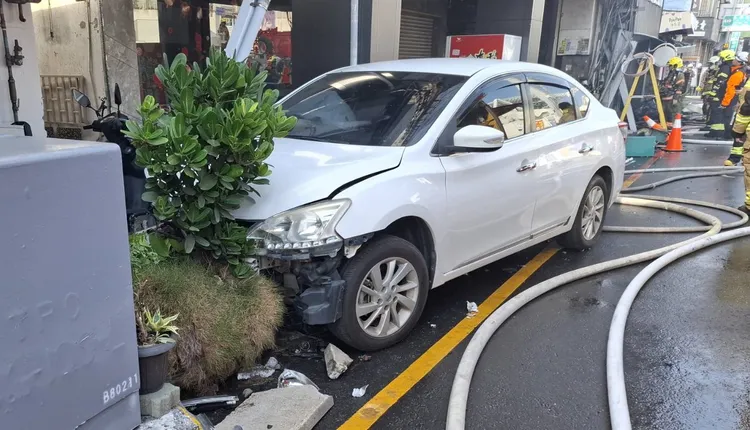 賴姓女子開車撞路旁電箱，竟引發火警燒屋。民眾提供