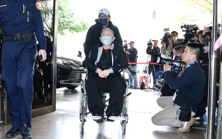 沈慶京急忙從醫院看診後趕赴北院，面對第三度的接押庭。莊宗達攝