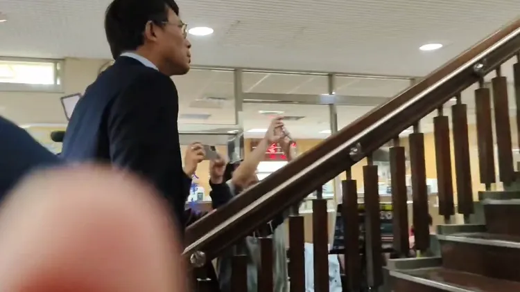 黃國昌被柯文哲欽點後代理民眾黨黨主席，他一早即於黨部開會，傍晚17時許現身北院聽庭。張欽攝