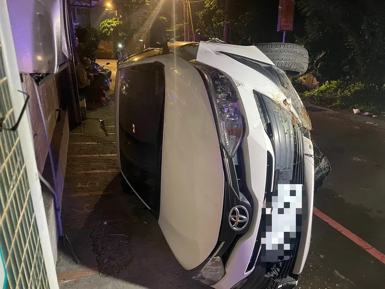 小客車撞上土堆翻覆，駕駛人間蒸發。翻攝畫面