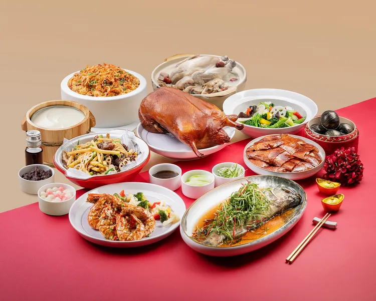 漢來美食迎接金蛇年，旗下各品牌推出多樣化的團圓年菜，並加碼推出「淘金刮刮樂」回饋來美食APP會員，圖為上菜片皮鴨專賣店的團圓新春宴。業者提供