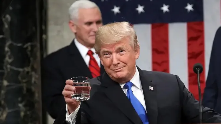 美國總統當選人川普滴酒不沾。圖為他在演講時喝白開水。美聯社資料照片