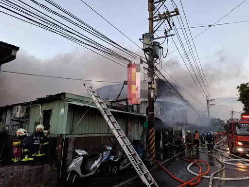 新北機車行惡火!烈焰濃煙恐怖竄天 樹林板橋人快戴口罩