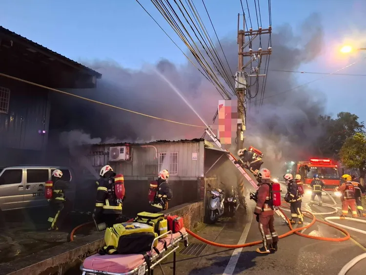 火災造成空氣中濃煙密布，提醒樹林板橋鄰近居民應關緊門光、戴好口罩。讀者提供