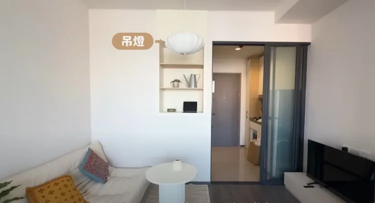 愛莉莎莎買的曼谷小套房，空間不大。翻攝愛莉莎莎YT