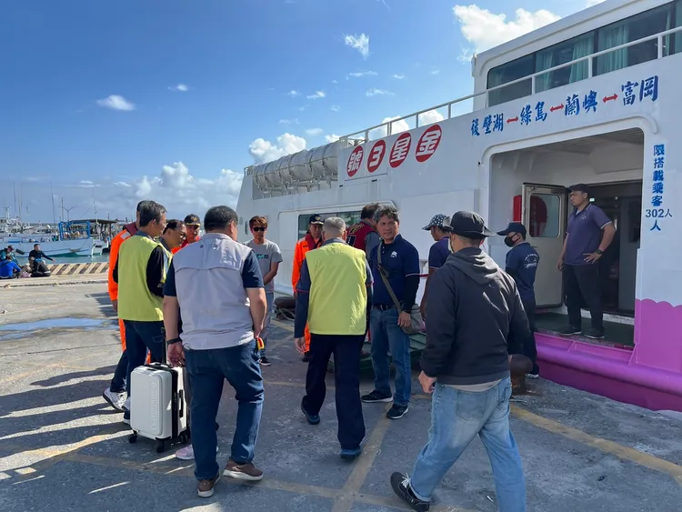 台東縣府啟動蘭嶼專船載族人返回島上過年。台東縣政府提供