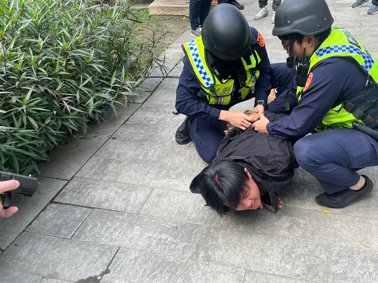 警方壓制搶劫金融機構歹徒，全都按標準作業程序進行，絲毫不碼虎。翻攝畫面