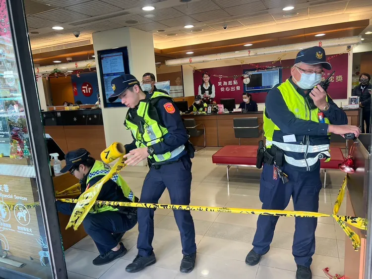 三重分局分局長黃國政表示，春節期間民眾如欲提領大量現金，可請親友陪同或向當地警察機關申請護鈔。翻攝畫面