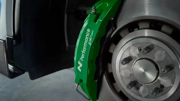 六活塞單體卡鉗搭配改良後的煞車片，提供更穩定且強大的制動力。原廠照片