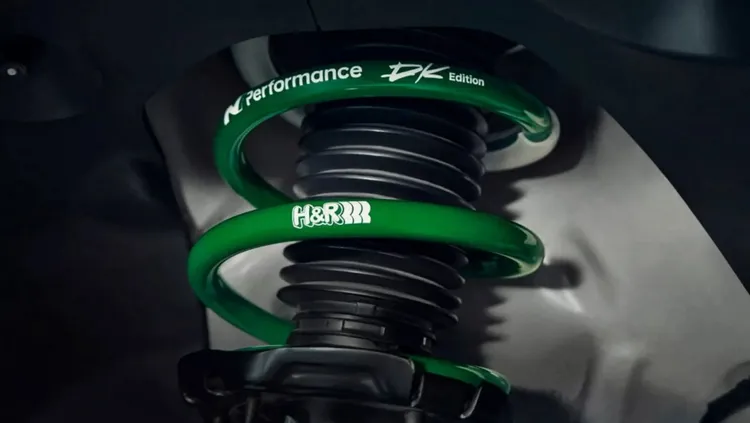 H&R短彈簧則將車身重心進一步下壓，提升過彎穩定性。原廠照片