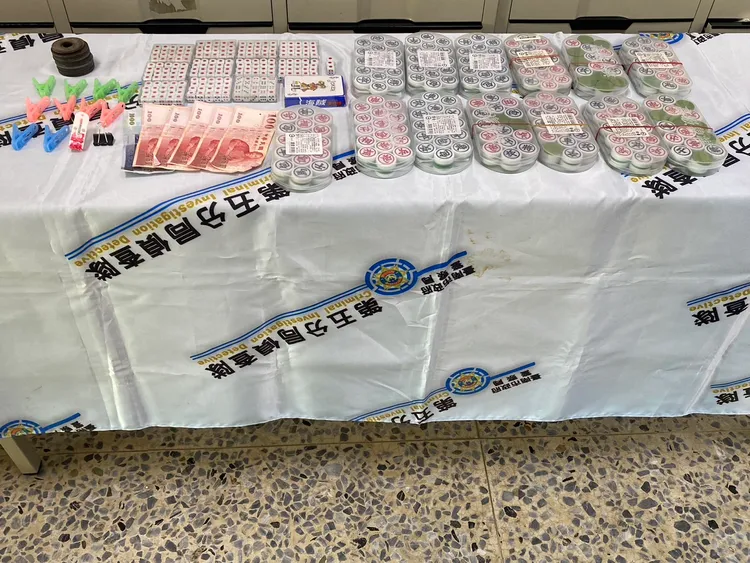 警方現場起出象棋、骰子、抽頭金及賭資。民眾提供