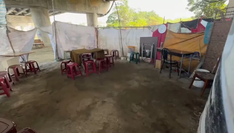 場主在橋墩下河床地圍起簡單空間，直接讓賭客「開殺」。民眾提供