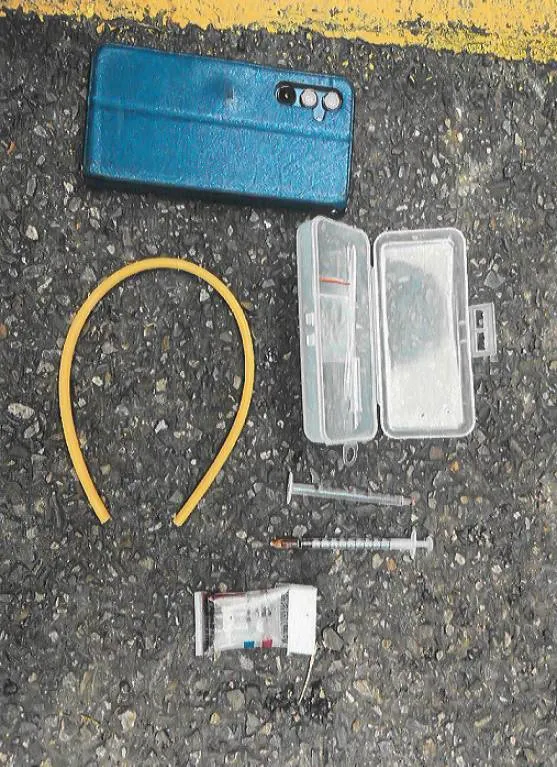 警方於邱男副駕駛座發現放有注射針筒、彈性綁帶及殘渣夾鏈袋。翻攝畫面