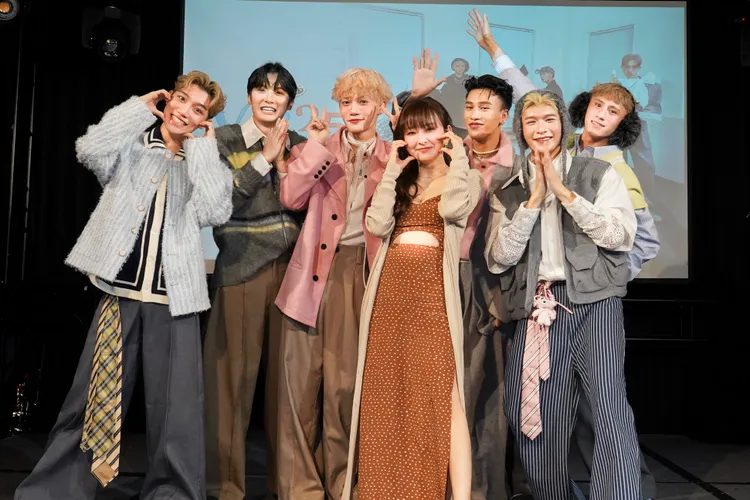 昔日導師愛紗（中）現身為VERA祝賀。圖／踢趴娛樂提供