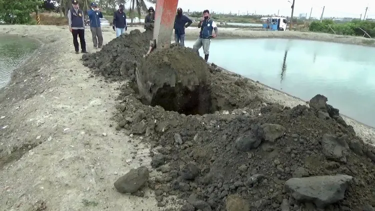 環保蟑螂在魚塭等地傾倒廢土，破壞環境，不法獲利達2億元以上。相當可惡。警方提供