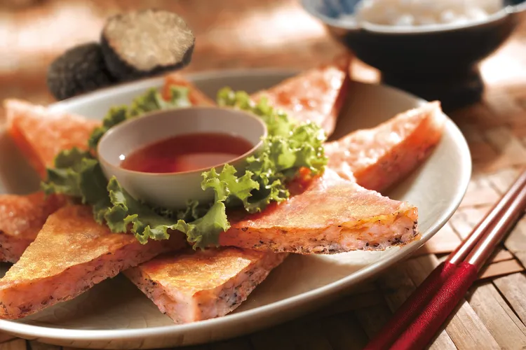 瓦城及非常泰的「黑松露月亮」嚴選100_純鮮蝦，搭配濃郁的黑松露醬，帶來獨特奢華的風味體驗。業者提供