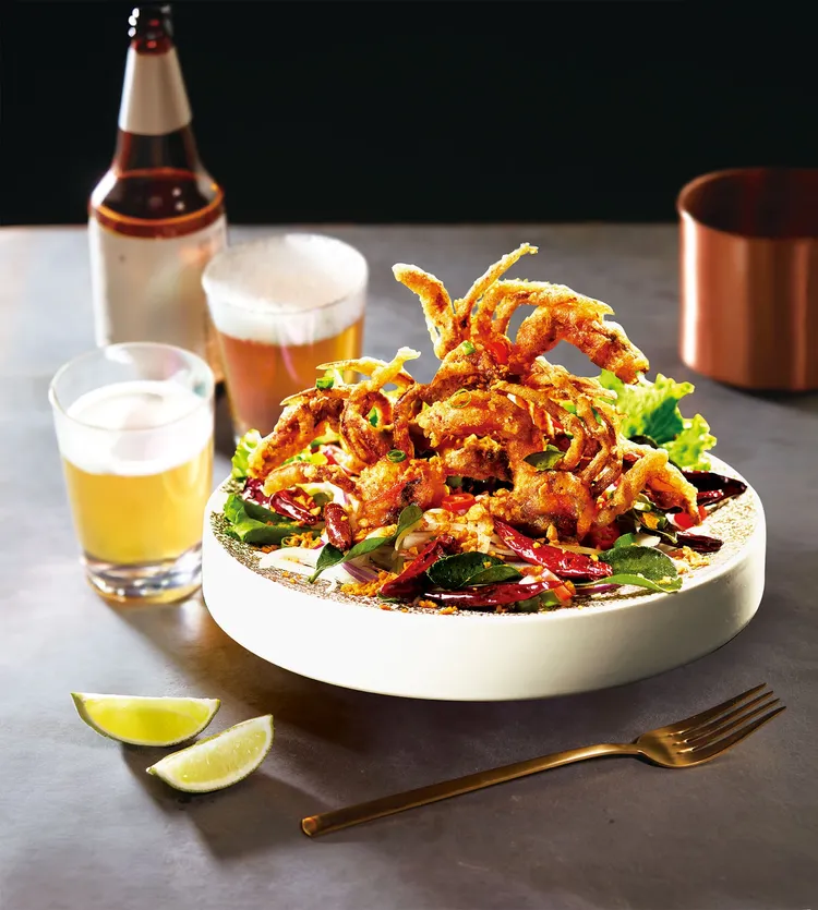 「泰式酥炸軟殼蟹」今年春節好評再推出，於瓦城及非常泰餐廳同步販售，是團圓飯開胃的必點好滋味。業者提供