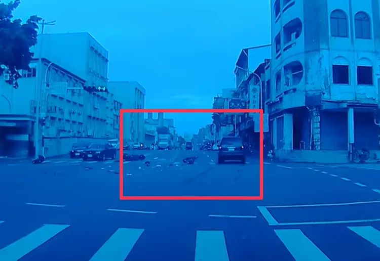 騎士騰空轉體落地，機車滑行還波及對向車道轎車。取自「嘉義綠豆大小事」