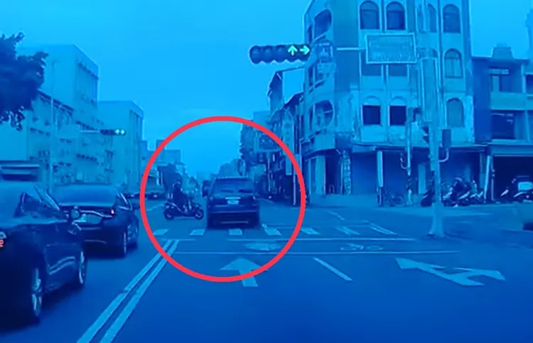 機車騎士闖紅燈，休旅車反應不及。取自「嘉義綠豆大小事」